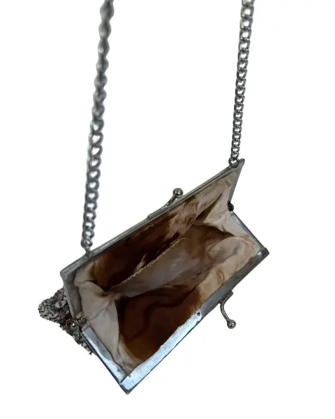 Foto de um(a) Bolsa Vintage Paetê Prata, da categoria de Bolsas. pequena bolsa vintage, bordada em pedrarias e lantejoulas prateadas, possui fecho “vovó”, alça corrente, correspondente à... Mostrado de uma perspectiva diferente. Vendido no marketplace Trésors.