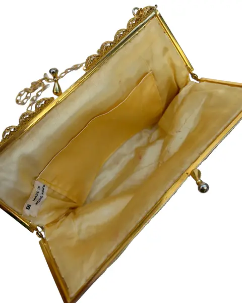 Foto de um(a) Bolsa Vintage Bordada Dourada Mini Rosas, da categoria de Botas. lindíssima bolsa vintage, inteiramente bordada em pedrarias douradas e detalhes de mini rosas bordadas em fio, fecho vovó... Mostrado de uma perspectiva diferente. Vendido no marketplace Trésors.