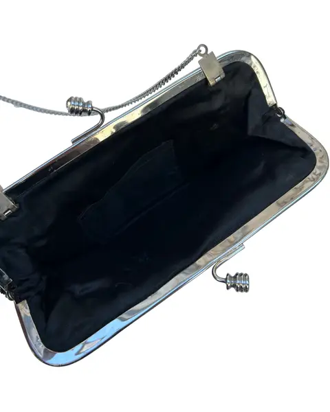 Foto de um(a) Bolsa Vintage Paetê Preto, da categoria de Bolsas. pequena bolsa vintage, bordada em paetê e pedrarias na cor preta, fecho “vovó”, possui forro e alça corrente compatível à... Mostrado de uma perspectiva diferente. Vendido no marketplace Trésors.