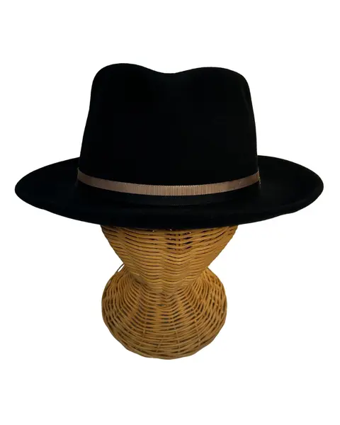 Foto de um(a) Chapéu Fedora Perry Ellis, da categoria de Chapéus. Chapéu Fedora, feltro 100% lã, da marca americana Perry Ellis, foram produzidos pela marca em coleções de inverno... Mostrado de uma perspectiva diferente. Vendido no marketplace Trésors.