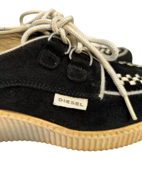 Foto de um(a) Creeper Diesel Camurça, da categoria de Sapatos. Creeper em camurça, da marca Diesel, detalhes em off, fechamento por cadarço Bom estado de conservação apenas com sinais de... Mostrado de uma perspectiva diferente. Vendido no marketplace Trésors.