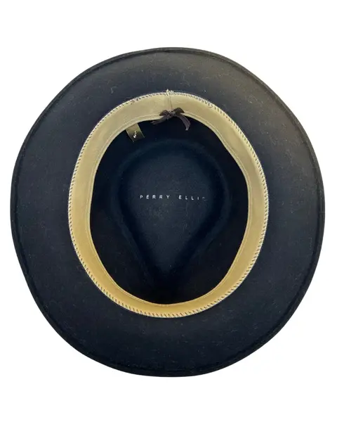 Foto de um(a) Chapéu Fedora Perry Ellis, da categoria de Chapéus. Chapéu Fedora, feltro 100% lã, da marca americana Perry Ellis, foram produzidos pela marca em coleções de inverno... Mostrado de uma perspectiva diferente. Vendido no marketplace Trésors.