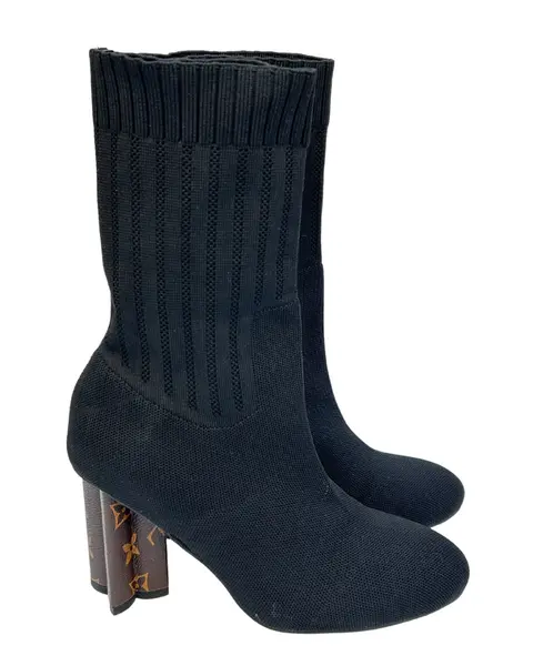 Foto de um(a) Bota Knit Louis Vuitton, da categoria de Botas. Bota Knit Louis Vuitton, saltos estrela com monogramas, italiana, em bom estado de conservação, porém foi retirada as tiras... Mostrado de uma perspectiva diferente. Vendido no marketplace Trésors.