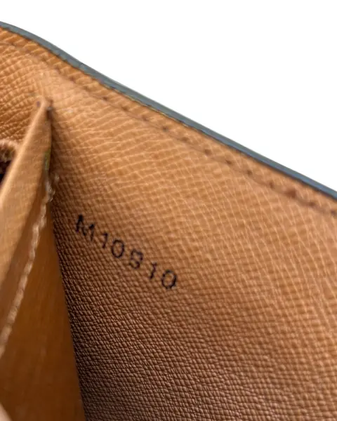 Foto de um(a) Carteira Atribuída Louis Vuitton, da categoria de Bolsas. carteira Louis Vuitton, canva com clássico monograma da marca. A carteira tem todos os requisitos de originalidade, porém em... Mostrado de uma perspectiva diferente. Vendido no marketplace Trésors.
