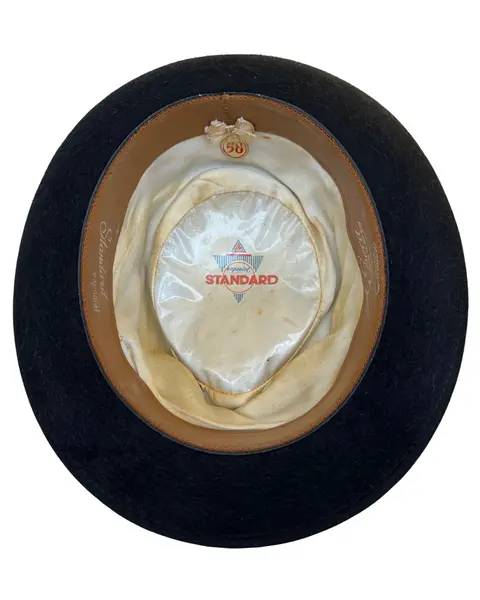 Foto de um(a) Chapéu Fedora A Época Curitiba, da categoria de Chapéus. Chapéu fedora da antiga “A Época Curitiba”, em feltro de pelo ou lã texturizada, que confere esse visual e toque pelúcia... Mostrado de uma perspectiva diferente. Vendido no marketplace Trésors.