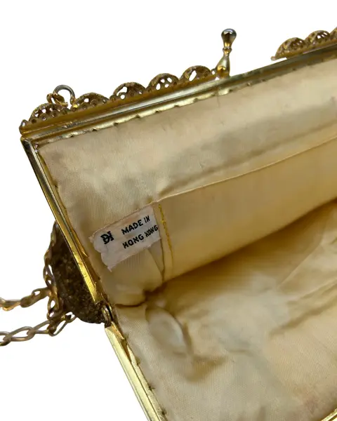 Foto de um(a) Bolsa Vintage Bordada Dourada Mini Rosas, da categoria de Botas. lindíssima bolsa vintage, inteiramente bordada em pedrarias douradas e detalhes de mini rosas bordadas em fio, fecho vovó... Mostrado de uma perspectiva diferente. Vendido no marketplace Trésors.