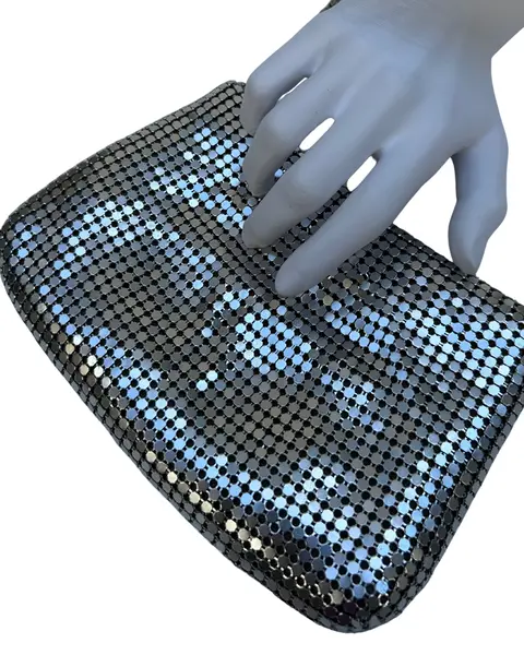 Foto de um(a) Bolsa Vintage Malha Prata, da categoria de Bolsas. bolsa vintage em malha de metal prateado, alça em corrente com comprimento correspondente à transversal. Possui forro e... Mostrado de uma perspectiva diferente. Vendido no marketplace Trésors.