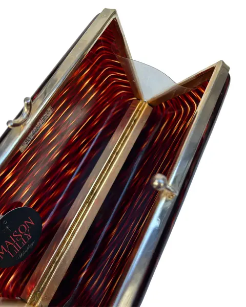 Foto de um(a) Clutch de Mão CGC Lucite Tartarura, da categoria de Bolsas. clutch vintage CGC, em lucite padrão tartaruga, ferragem em metal, fecho estilo vovó, não possui alça, compatível ao tamanho... Mostrado de uma perspectiva diferente. Vendido no marketplace Trésors.