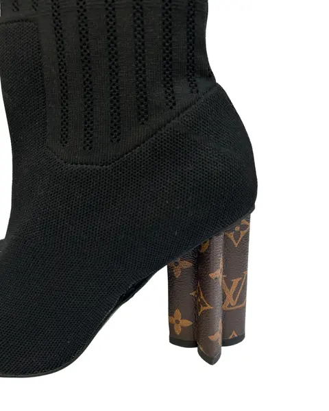 Foto de um(a) Bota Knit Louis Vuitton, da categoria de Botas. Bota Knit Louis Vuitton, saltos estrela com monogramas, italiana, em bom estado de conservação, porém foi retirada as tiras... Mostrado de uma perspectiva diferente. Vendido no marketplace Trésors.