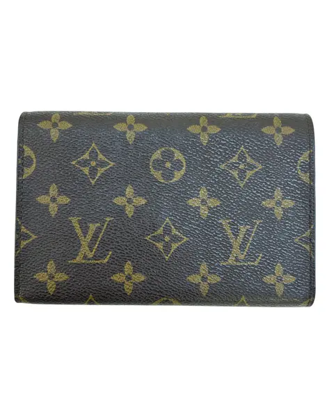Foto de um(a) Carteira Atribuída Louis Vuitton, da categoria de Bolsas. carteira Louis Vuitton, canva com clássico monograma da marca. A carteira tem todos os requisitos de originalidade, porém em... Mostrado de uma perspectiva diferente. Vendido no marketplace Trésors.