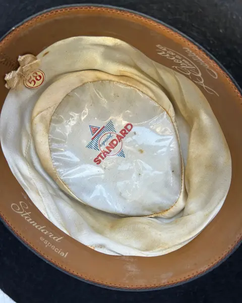 Foto de um(a) Chapéu Fedora A Época Curitiba, da categoria de Chapéus. Chapéu fedora da antiga “A Época Curitiba”, em feltro de pelo ou lã texturizada, que confere esse visual e toque pelúcia... Mostrado de uma perspectiva diferente. Vendido no marketplace Trésors.