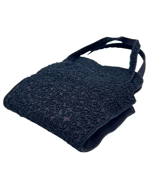 Foto de um(a) Bolsa Vintage Tecido Bordado Arabesco, da categoria de Bolsas. bolsa vintage, provavelmente década de 40 ou 50, formato único, com bordado delicados arabescos por toda a peça, parte... Mostrado de uma perspectiva diferente. Vendido no marketplace Trésors.