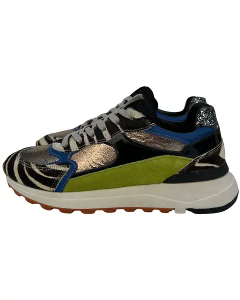 Foto de um(a) Tênis Shelter Retrô Colors Zebra, da categoria de Tênis. tênis Shelter, modelo retrô multi-estampas mix de cores, zebra e detalhes metálicos. Muito bom estado, praticamente sem uso.... Mostrado de uma perspectiva diferente. Vendido no marketplace Trésors.