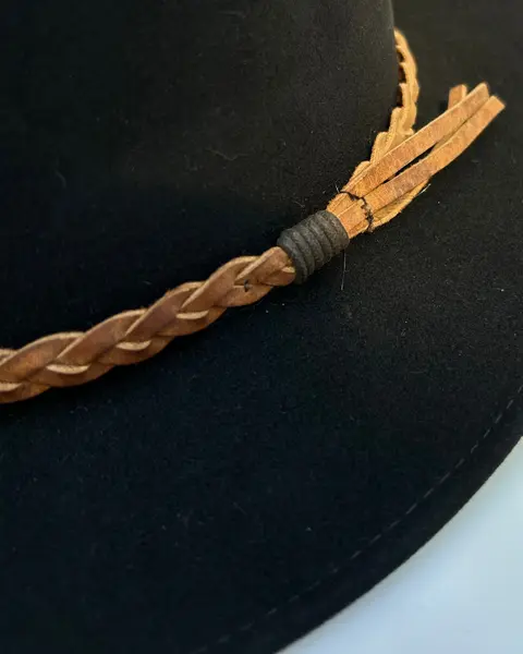 Foto de um(a) Chapéu Fedora Bailey, da categoria de Chapéus. Chapéu Fedora Bailey, americano, em feltro e faixa em couro trançado Cor preto Coroa vincada Cone médio Aba 6cm Banda... Mostrado de uma perspectiva diferente. Vendido no marketplace Trésors.