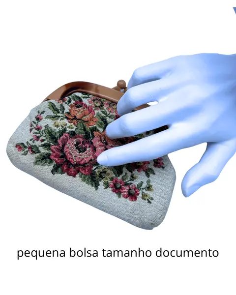 Foto de um(a) Bolsinha Porta Documentos Gobelin, da categoria de Bolsas. pequena bolsinha vintage gobelin, tamanho correspondente à documento, fecho vovó em material sintético, forro em material... Mostrado de uma perspectiva diferente. Vendido no marketplace Trésors.