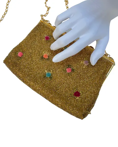 Foto de um(a) Bolsa Vintage Bordada Dourada Mini Rosas, da categoria de Botas. lindíssima bolsa vintage, inteiramente bordada em pedrarias douradas e detalhes de mini rosas bordadas em fio, fecho vovó... Mostrado de uma perspectiva diferente. Vendido no marketplace Trésors.