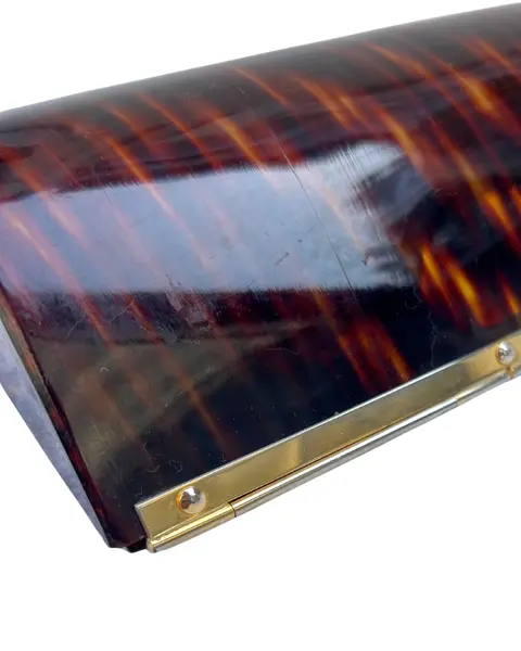 Foto de um(a) Clutch Vintage de Mão Ika, da categoria de Bolsas. Bolsa de mão vintage, marca Ika, padrão tartaruga, em lucite, acrílico, ferragem em metal, fecho em velcro, não possui alça,... Mostrado de uma perspectiva diferente. Vendido no marketplace Trésors.