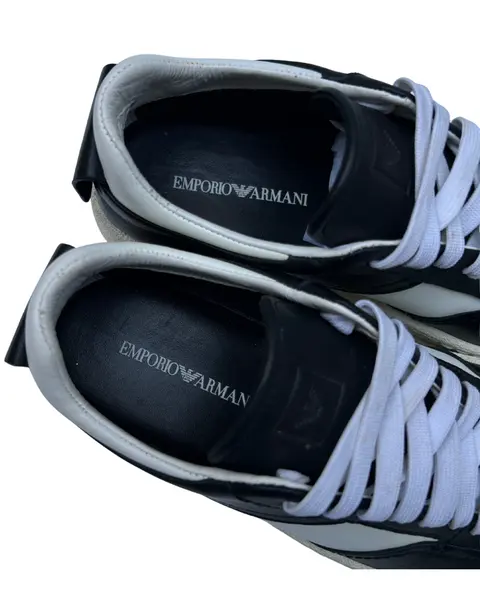 Foto de um(a) Tênis Empório Armani Couro, da categoria de Tênis. sneakers EMPORIO ARMANI X3X158 XN317, italiano, unissex, cabedal em couro preto e detalhes off, solado flatform, cadarços... Mostrado de uma perspectiva diferente. Vendido no marketplace Trésors.