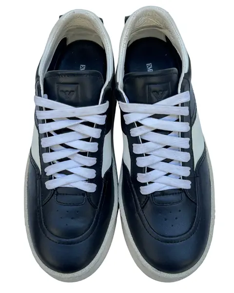 Foto de um(a) Tênis Empório Armani Couro, da categoria de Tênis. sneakers EMPORIO ARMANI X3X158 XN317, italiano, unissex, cabedal em couro preto e detalhes off, solado flatform, cadarços... Mostrado de uma perspectiva diferente. Vendido no marketplace Trésors.