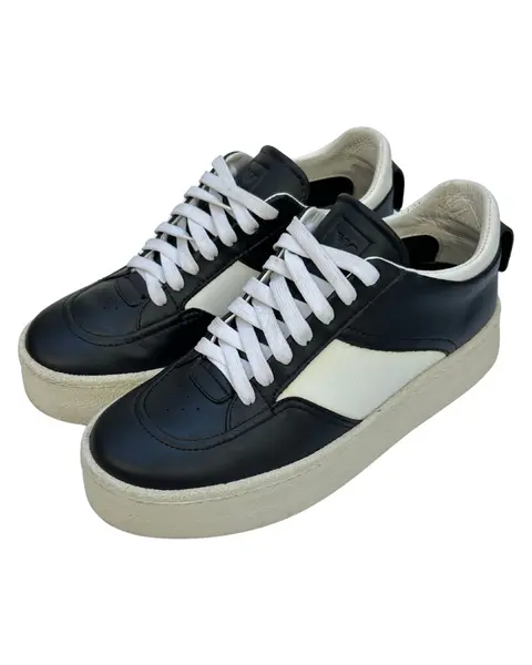 Foto de um(a) Tênis Empório Armani Couro, da categoria de Tênis. sneakers EMPORIO ARMANI X3X158 XN317, italiano, unissex, cabedal em couro preto e detalhes off, solado flatform, cadarços... Mostrado de uma perspectiva diferente. Vendido no marketplace Trésors.