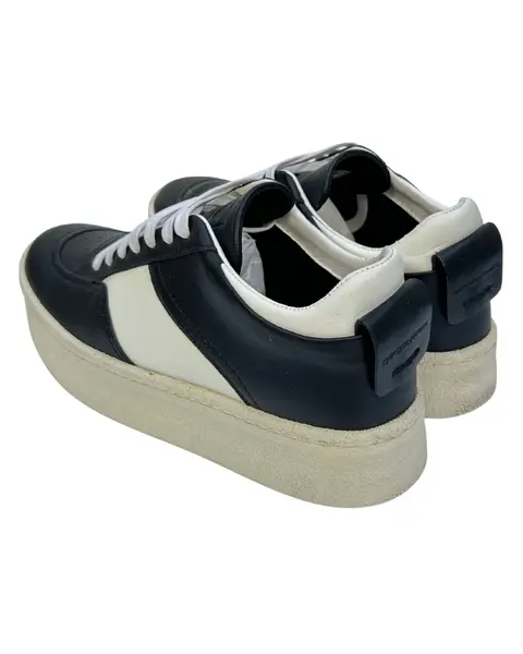Foto de um(a) Tênis Empório Armani Couro, da categoria de Tênis. sneakers EMPORIO ARMANI X3X158 XN317, italiano, unissex, cabedal em couro preto e detalhes off, solado flatform, cadarços... Mostrado de uma perspectiva diferente. Vendido no marketplace Trésors.