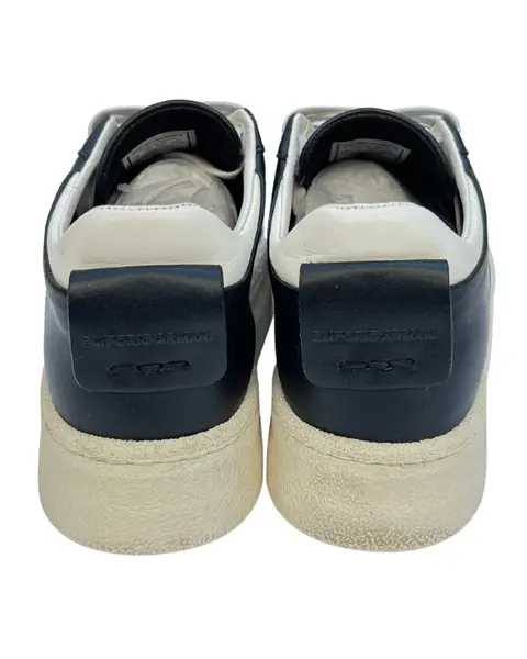 Foto de um(a) Tênis Empório Armani Couro, da categoria de Tênis. sneakers EMPORIO ARMANI X3X158 XN317, italiano, unissex, cabedal em couro preto e detalhes off, solado flatform, cadarços... Mostrado de uma perspectiva diferente. Vendido no marketplace Trésors.