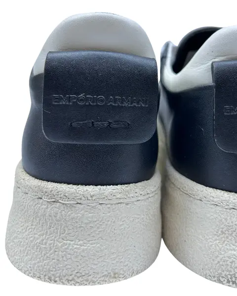 Foto de um(a) Tênis Empório Armani Couro, da categoria de Tênis. sneakers EMPORIO ARMANI X3X158 XN317, italiano, unissex, cabedal em couro preto e detalhes off, solado flatform, cadarços... Mostrado de uma perspectiva diferente. Vendido no marketplace Trésors.