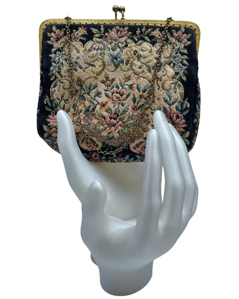 Foto de um(a) Bolsa Gobelin Floral Verweegen & Kok, da categoria de Bolsas. Linda e colecionável bolsa em gobelin, da renomada marca holandesa Verweegen & Kok, uma joalheria e ourivesaria tradicional... Mostrado de uma perspectiva diferente. Vendido no marketplace Trésors.
