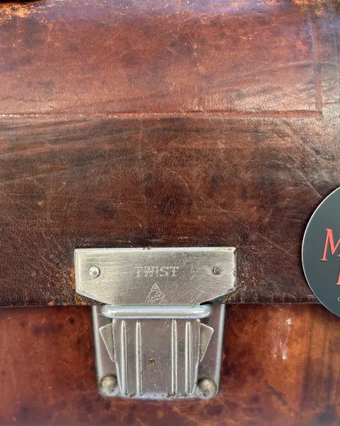 Foto de um(a) Mini Bag Couro Rusty, da categoria de Bolsas. Pequena bolsa de mão em couro vintage. Provavelmente com antiga finalidade de pequena ferramenta, atualmente pode ser usada... Mostrado de uma perspectiva diferente. Vendido no marketplace Trésors.