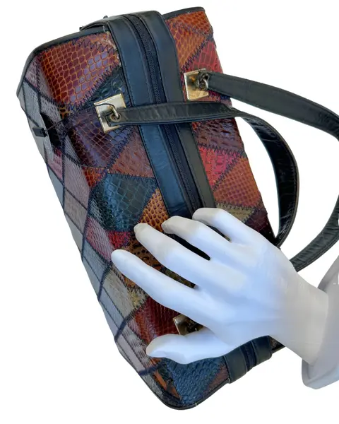 Foto de um(a) Bolsa Box 80’ Mosaico Croco, da categoria de Bolsas. Clássica bolsa box vintage da década de 80 em Patchwork de couro com textura croco multicolorida.Conservação 7,5/10... Mostrado de uma perspectiva diferente. Vendido no marketplace Trésors.