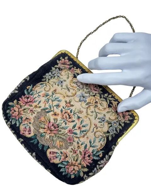 Foto de um(a) Bolsa Gobelin Floral Verweegen & Kok, da categoria de Bolsas. Linda e colecionável bolsa em gobelin, da renomada marca holandesa Verweegen & Kok, uma joalheria e ourivesaria tradicional... Mostrado de uma perspectiva diferente. Vendido no marketplace Trésors.