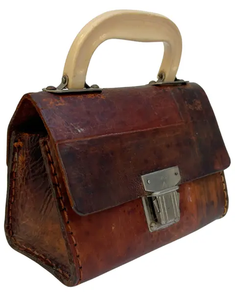 Foto de um(a) Mini Bag Couro Rusty, da categoria de Bolsas. Pequena bolsa de mão em couro vintage. Provavelmente com antiga finalidade de pequena ferramenta, atualmente pode ser usada... Mostrado de uma perspectiva diferente. Vendido no marketplace Trésors.