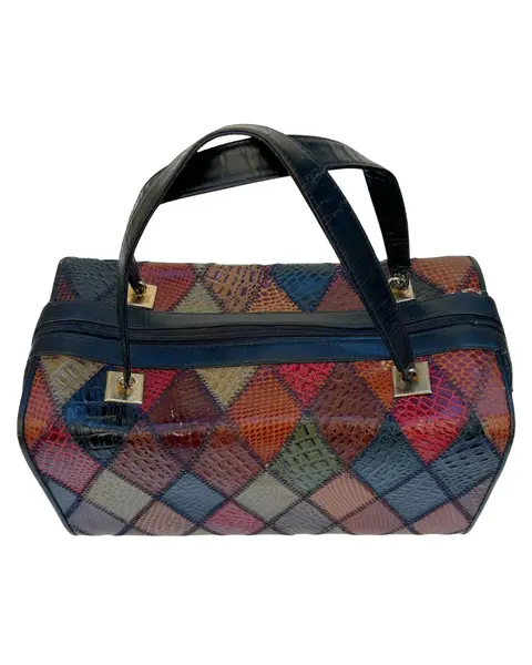 Foto de um(a) Bolsa Box 80’ Mosaico Croco, da categoria de Bolsas. Clássica bolsa box vintage da década de 80 em Patchwork de couro com textura croco multicolorida.Conservação 7,5/10... Mostrado de uma perspectiva diferente. Vendido no marketplace Trésors.