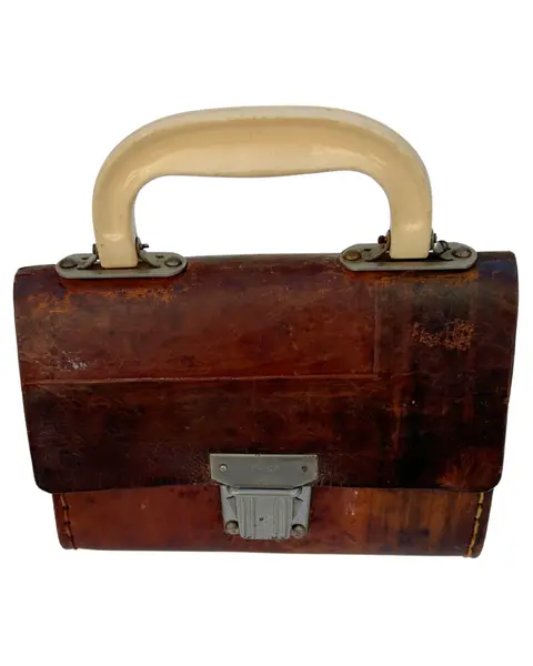 Foto de um(a) Mini Bag Couro Rusty, da categoria de Bolsas. Pequena bolsa de mão em couro vintage. Provavelmente com antiga finalidade de pequena ferramenta, atualmente pode ser usada... Mostrado de uma perspectiva diferente. Vendido no marketplace Trésors.