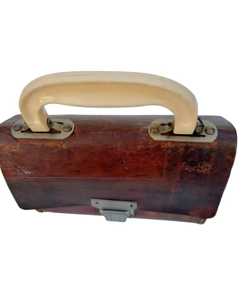 Foto de um(a) Mini Bag Couro Rusty, da categoria de Bolsas. Pequena bolsa de mão em couro vintage. Provavelmente com antiga finalidade de pequena ferramenta, atualmente pode ser usada... Mostrado de uma perspectiva diferente. Vendido no marketplace Trésors.