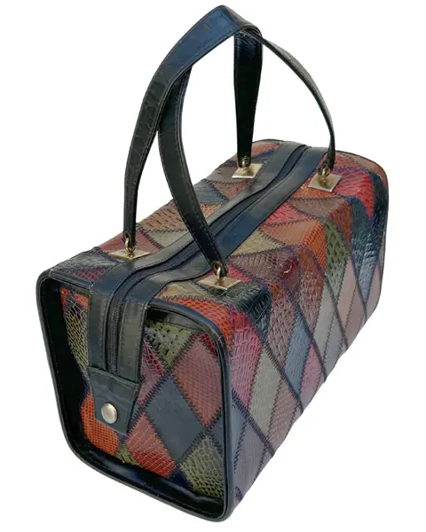 Foto de um(a) Bolsa Box 80’ Mosaico Croco, da categoria de Bolsas. Clássica bolsa box vintage da década de 80 em Patchwork de couro com textura croco multicolorida.Conservação 7,5/10... Mostrado de uma perspectiva diferente. Vendido no marketplace Trésors.