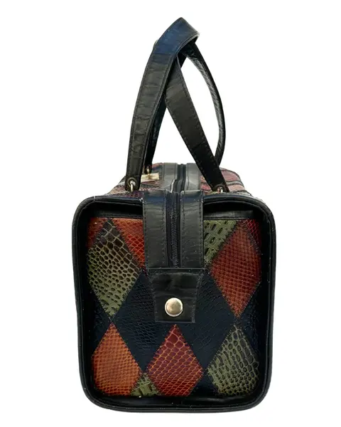 Foto de um(a) Bolsa Box 80’ Mosaico Croco, da categoria de Bolsas. Clássica bolsa box vintage da década de 80 em Patchwork de couro com textura croco multicolorida.Conservação 7,5/10... Mostrado de uma perspectiva diferente. Vendido no marketplace Trésors.
