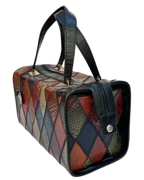 Foto de um(a) Bolsa Box 80’ Mosaico Croco, da categoria de Bolsas. Clássica bolsa box vintage da década de 80 em Patchwork de couro com textura croco multicolorida.Conservação 7,5/10... Mostrado de uma perspectiva diferente. Vendido no marketplace Trésors.