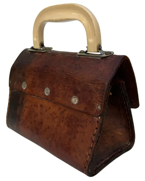 Foto de um(a) Mini Bag Couro Rusty, da categoria de Bolsas. Pequena bolsa de mão em couro vintage. Provavelmente com antiga finalidade de pequena ferramenta, atualmente pode ser usada... Mostrado de uma perspectiva diferente. Vendido no marketplace Trésors.