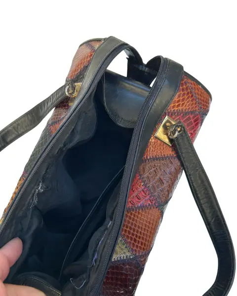 Foto de um(a) Bolsa Box 80’ Mosaico Croco, da categoria de Bolsas. Clássica bolsa box vintage da década de 80 em Patchwork de couro com textura croco multicolorida.Conservação 7,5/10... Mostrado de uma perspectiva diferente. Vendido no marketplace Trésors.