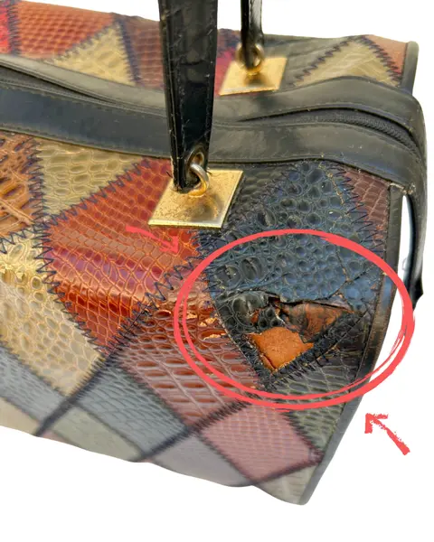 Foto de um(a) Bolsa Box 80’ Mosaico Croco, da categoria de Bolsas. Clássica bolsa box vintage da década de 80 em Patchwork de couro com textura croco multicolorida.Conservação 7,5/10... Mostrado de uma perspectiva diferente. Vendido no marketplace Trésors.