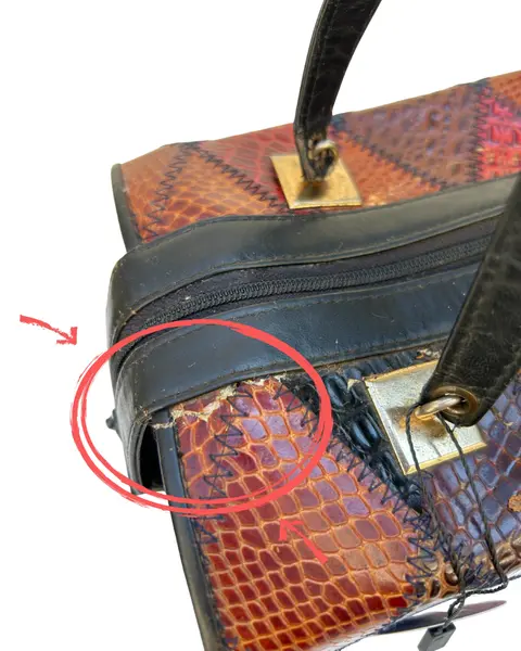 Foto de um(a) Bolsa Box 80’ Mosaico Croco, da categoria de Bolsas. Clássica bolsa box vintage da década de 80 em Patchwork de couro com textura croco multicolorida.Conservação 7,5/10... Mostrado de uma perspectiva diferente. Vendido no marketplace Trésors.