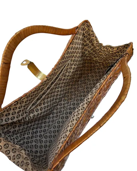 Foto de um(a) Bolsa Vime Vintage, da categoria de Bolsas. * Bolsa vintage em vime, um clássico desde a década de 50 à década de 70. Essas belíssimas bolsas são muito usadas tanto... Mostrado de uma perspectiva diferente. Vendido no marketplace Trésors.