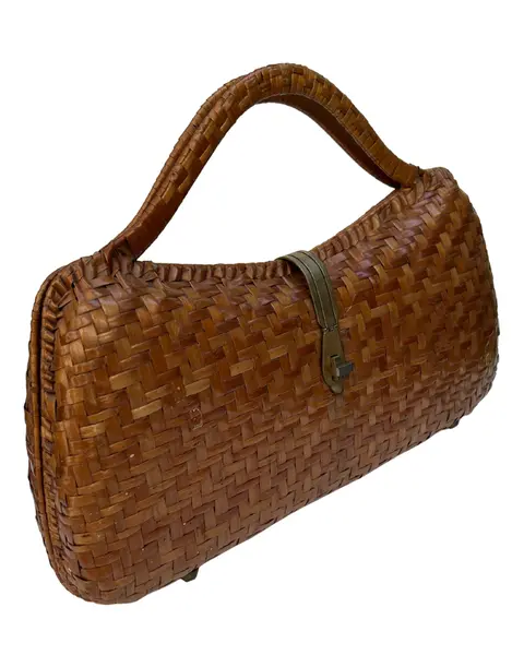 Foto de um(a) Bolsa Vime Vintage, da categoria de Bolsas. * Bolsa vintage em vime, um clássico desde a década de 50 à década de 70. Essas belíssimas bolsas são muito usadas tanto... Mostrado de uma perspectiva diferente. Vendido no marketplace Trésors.