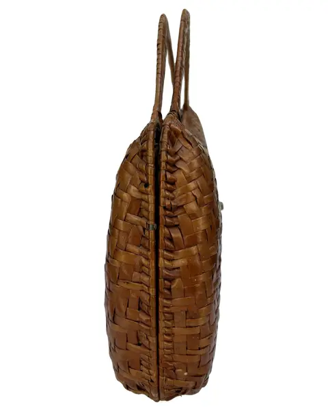 Foto de um(a) Bolsa Vime Vintage, da categoria de Bolsas. * Bolsa vintage em vime, um clássico desde a década de 50 à década de 70. Essas belíssimas bolsas são muito usadas tanto... Mostrado de uma perspectiva diferente. Vendido no marketplace Trésors.