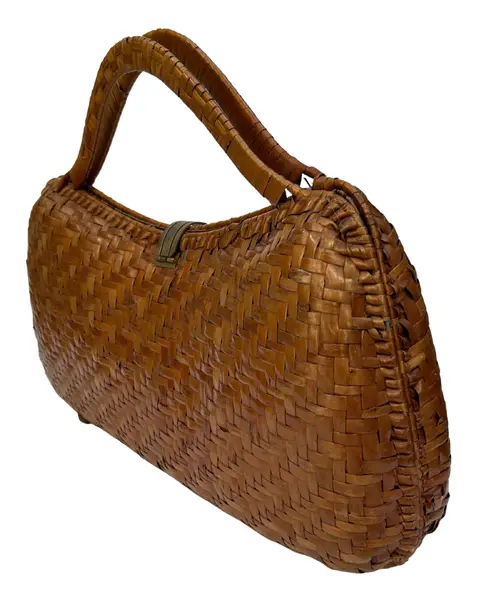 Foto de um(a) Bolsa Vime Vintage, da categoria de Bolsas. * Bolsa vintage em vime, um clássico desde a década de 50 à década de 70. Essas belíssimas bolsas são muito usadas tanto... Mostrado de uma perspectiva diferente. Vendido no marketplace Trésors.