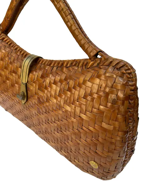 Foto de um(a) Bolsa Vime Vintage, da categoria de Bolsas. * Bolsa vintage em vime, um clássico desde a década de 50 à década de 70. Essas belíssimas bolsas são muito usadas tanto... Mostrado de uma perspectiva diferente. Vendido no marketplace Trésors.