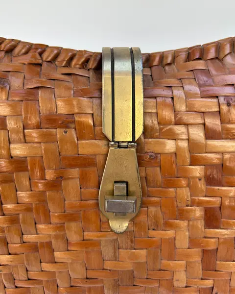 Foto de um(a) Bolsa Vime Vintage, da categoria de Bolsas. * Bolsa vintage em vime, um clássico desde a década de 50 à década de 70. Essas belíssimas bolsas são muito usadas tanto... Mostrado de uma perspectiva diferente. Vendido no marketplace Trésors.