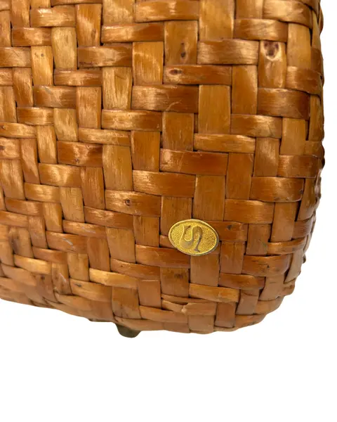 Foto de um(a) Bolsa Vime Vintage, da categoria de Bolsas. * Bolsa vintage em vime, um clássico desde a década de 50 à década de 70. Essas belíssimas bolsas são muito usadas tanto... Mostrado de uma perspectiva diferente. Vendido no marketplace Trésors.