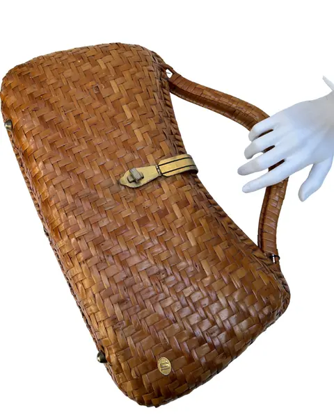 Foto de um(a) Bolsa Vime Vintage, da categoria de Bolsas. * Bolsa vintage em vime, um clássico desde a década de 50 à década de 70. Essas belíssimas bolsas são muito usadas tanto... Mostrado de uma perspectiva diferente. Vendido no marketplace Trésors.